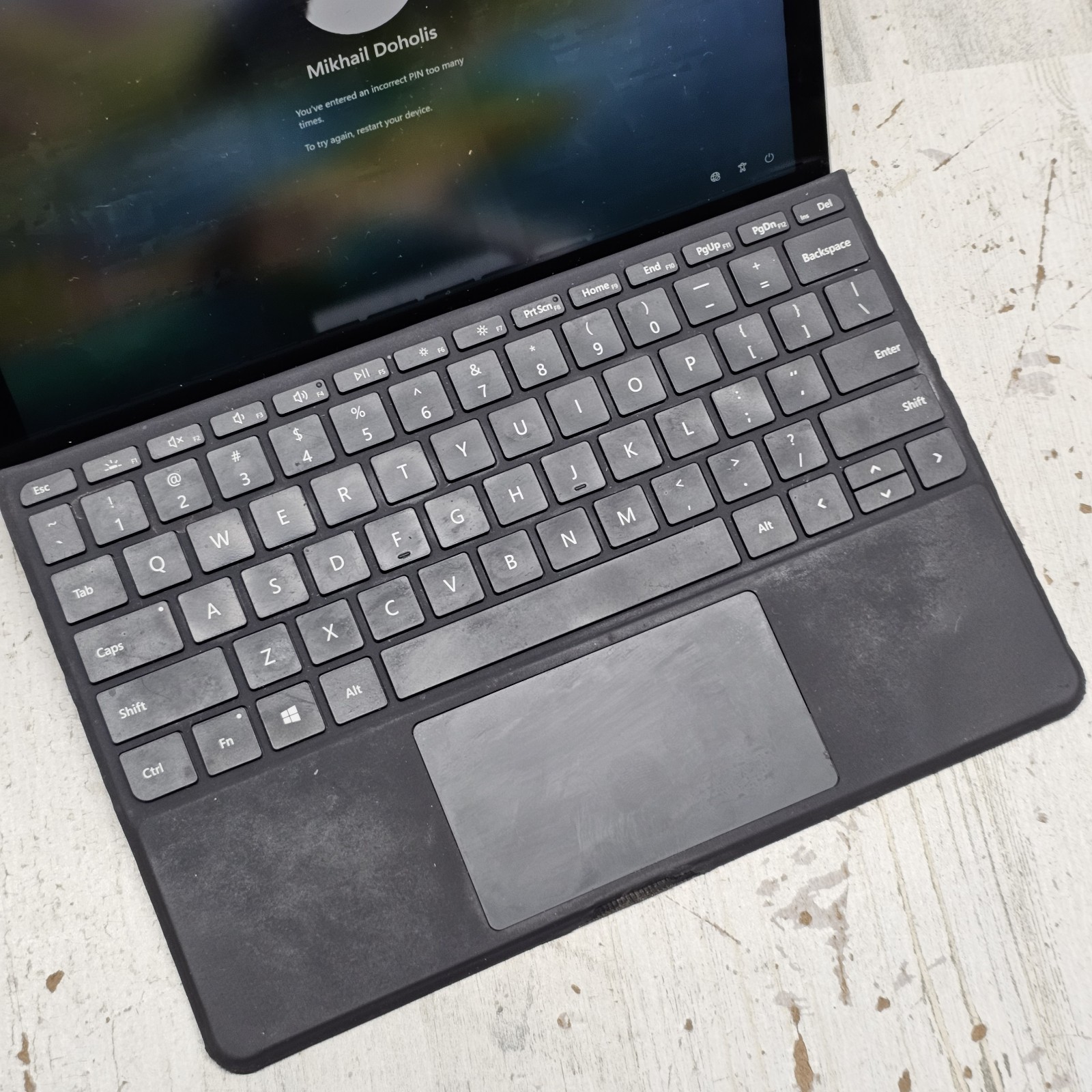 Microsoft Surface Go 2 (10.5″, Intel Pentium 4425Y, 4GB, 64GB, 1926) PIN BLOCKED