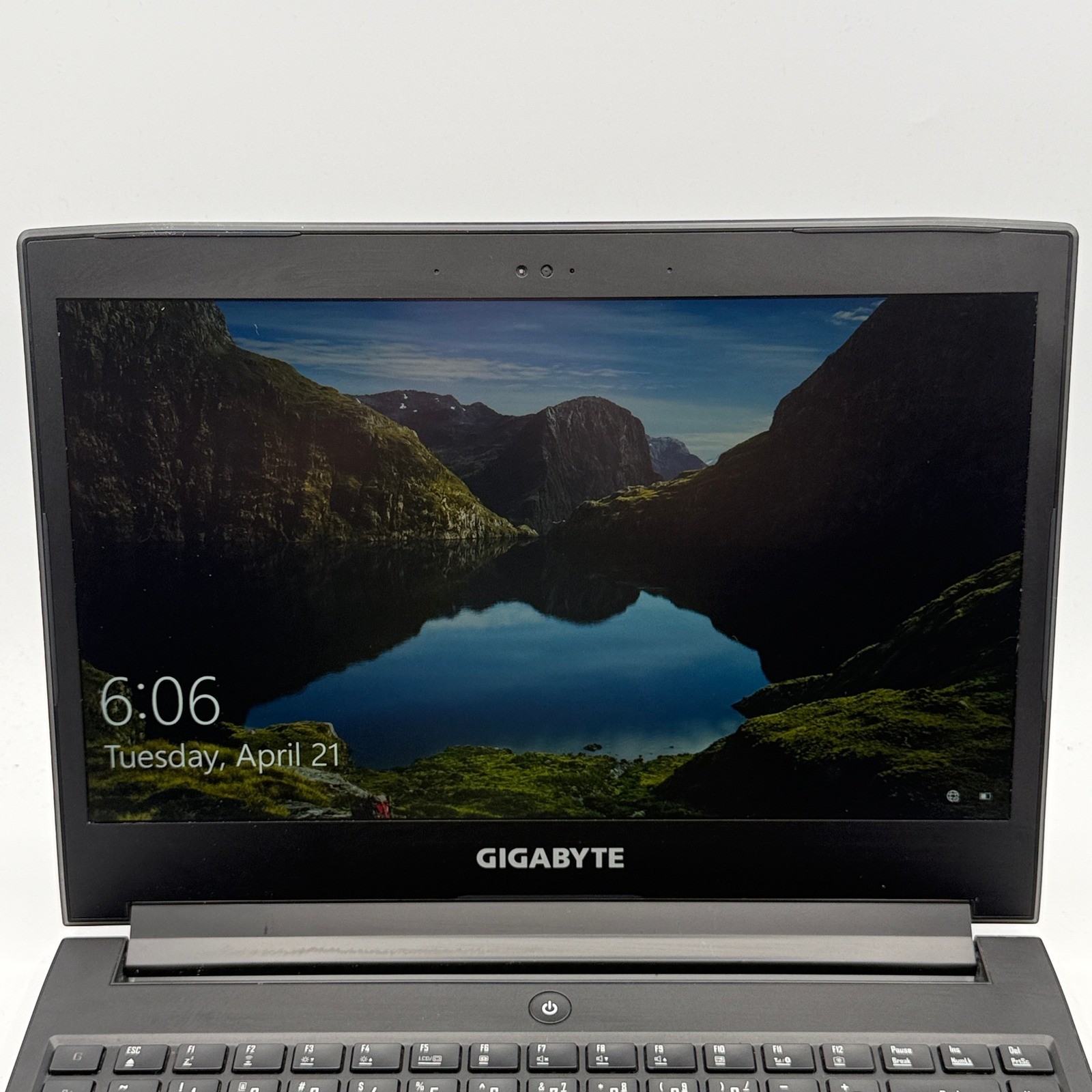 Gigabyte Aero 14 Gaming Laptop Black 14″ i7 16GB RAM P64W-1060-602S- USED
