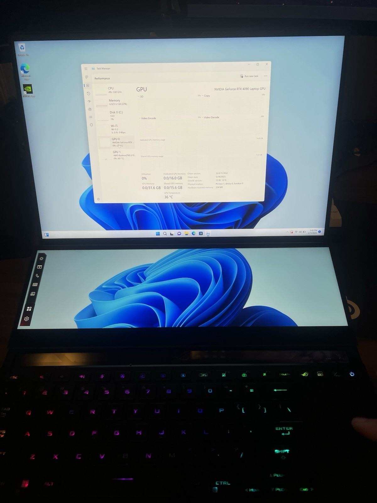 ASUS ROG Zephyrus Duo 16 (RTX 4090, 2TB SSD, Ryzen 9 7945HX, 32GB DDR5)
