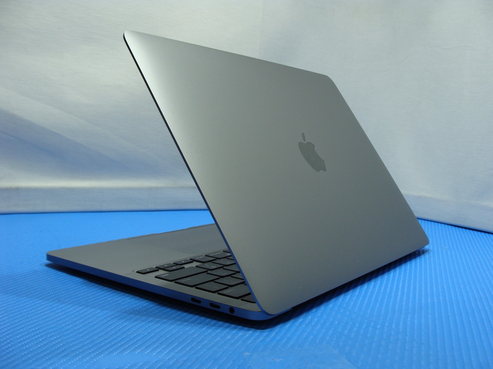 Apple MacBook Pro 13″ (2020) A2251/BTO i7-1068NG7 2.3GHz 32GB 512GB Sequoia +PA