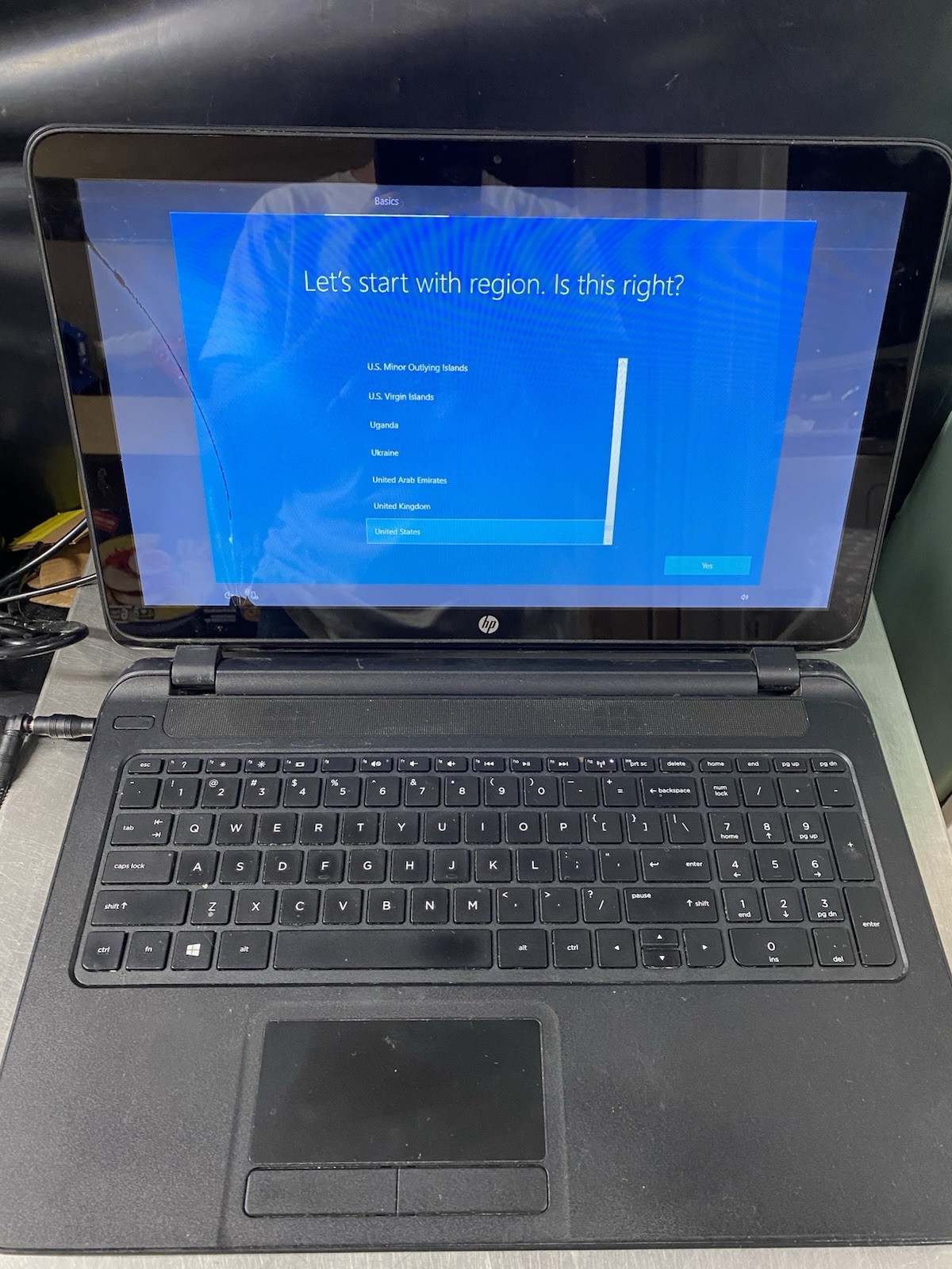 HP 15-f162dx Intel i3-4030U 6GB RAM 750GB HDD Win. 10 Home *bad battery/screen