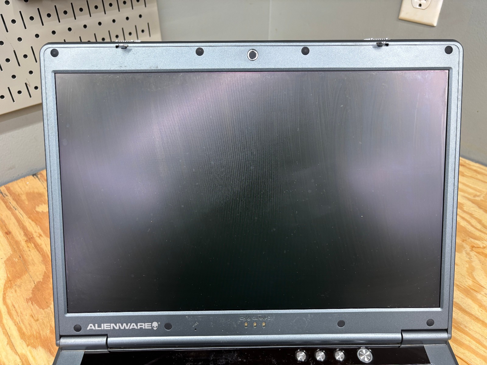 Alienware Area-51 m7700 Clevo D900T 17″ P4 3.4GHz Powers On No Display AS-IS