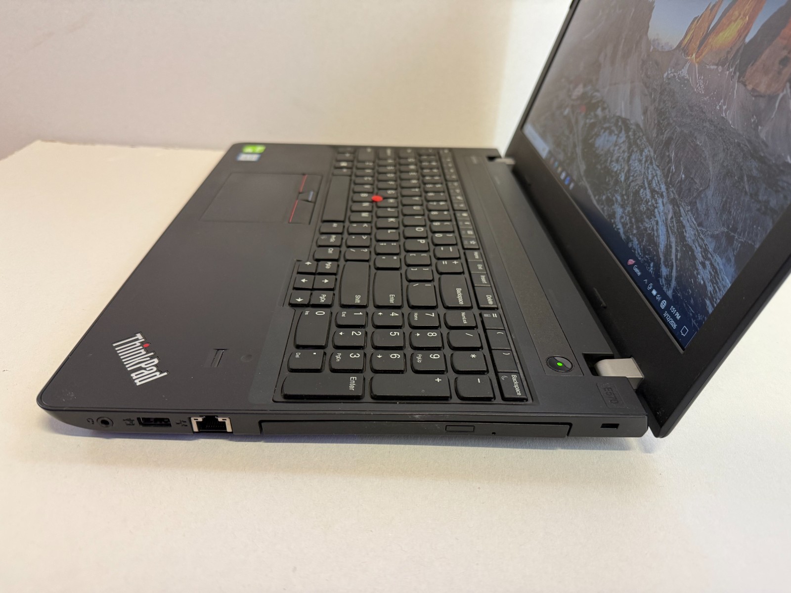 Lenovo ThinkPad E570 15.6″ i7-6500U 16GB RAM 500GB EVO SSD 940MX 2GB Win 10 Pro