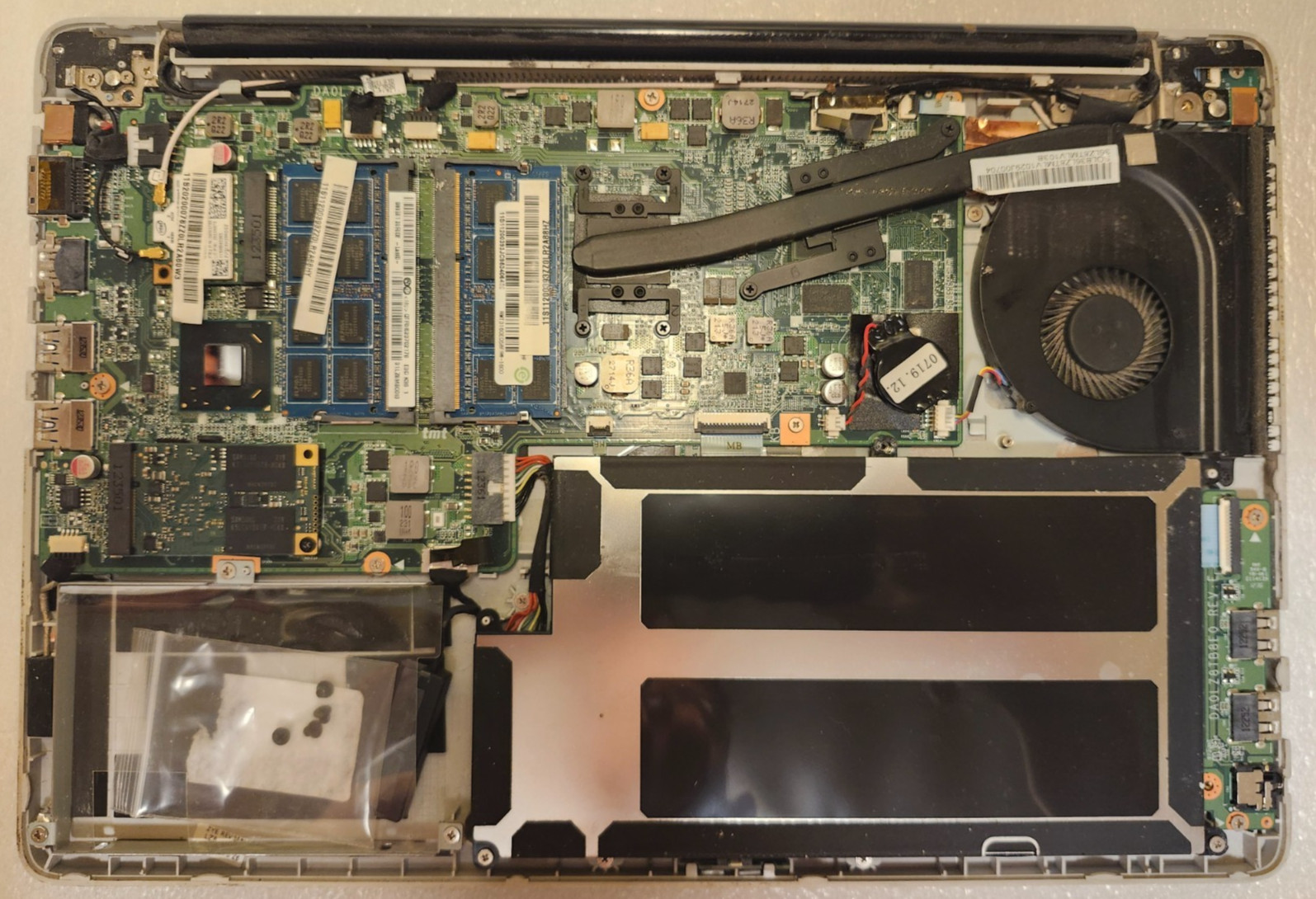 Lenovo IdeaPad U410 14″ Laptop i7-3517U 8GB RAM 32GB MSATA Broken Screen BOOTS