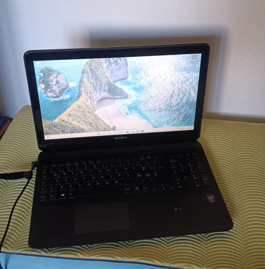SONY VAIO SVF153a1ym I3-4010U 8GB 15.6″ 256GB NVME NVIDIA 750M 1GB