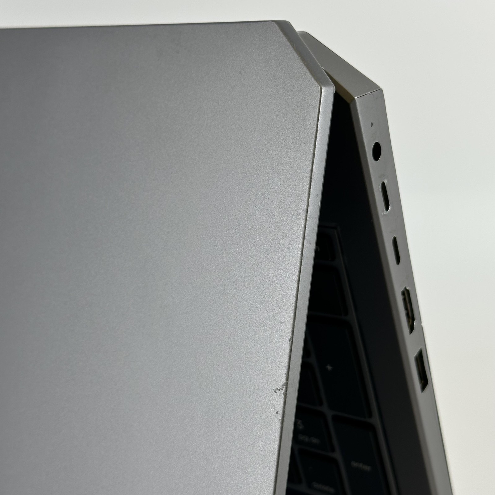 HP ZBook 15 G6 FHD i9-9880H 2.30GHz 32GB 1TB SSD NVIDIA Quadro T2000 Good