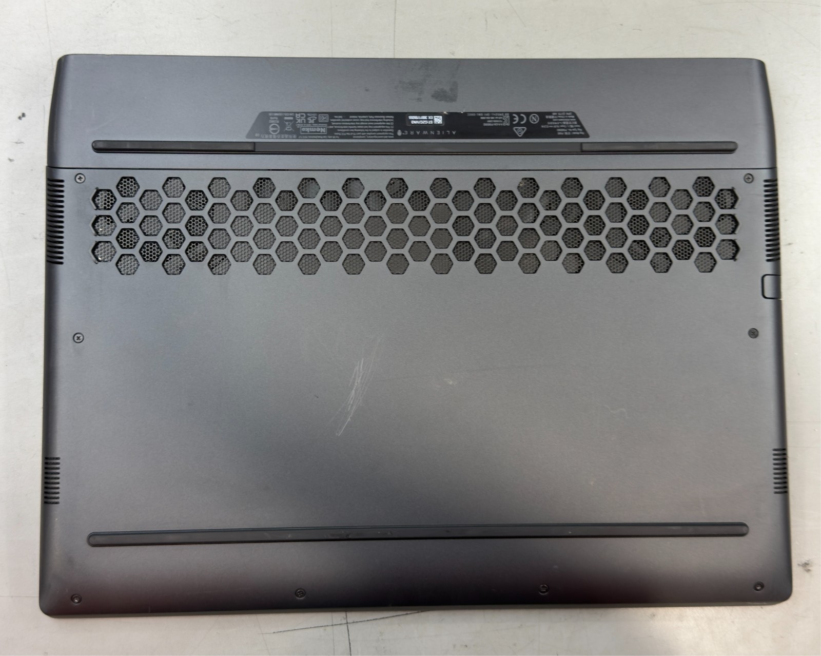 Alienware M17 R5 AMD Ryzen 9 6900HX / 16GB RAM / NO SSD -RL6014