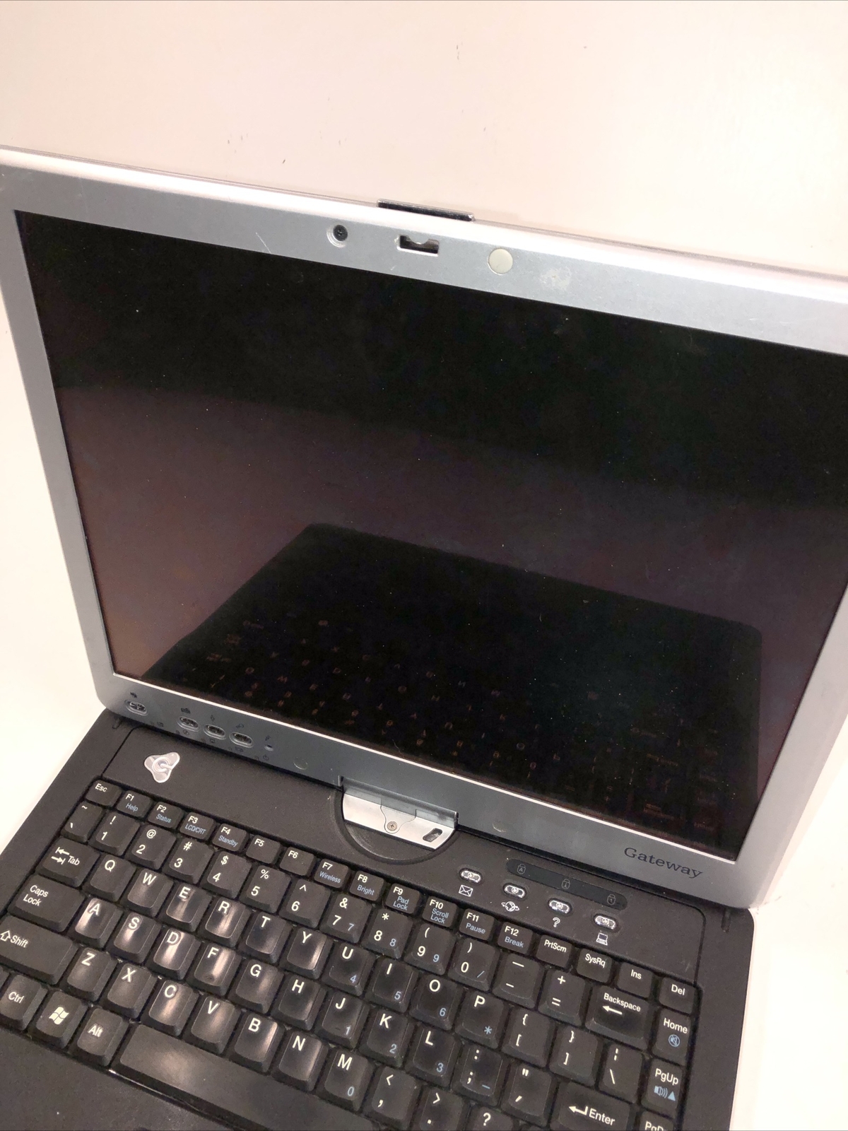 Gateway M275 Folding Tablet Laptop Not Able To Test. – For Parts Only