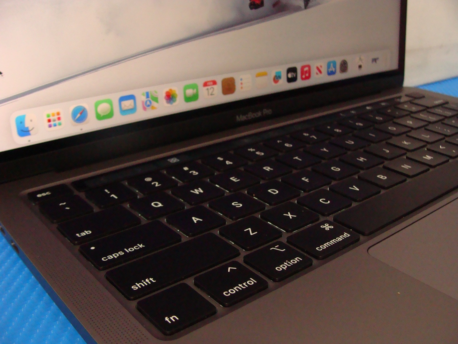 Apple MacBook Pro 13″ (2020) A2251/BTO i7-1068NG7 2.3GHz 32GB 512GB Sequoia +PA