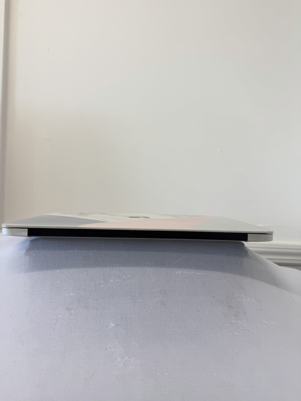 Apple Macbook Air 2012 Laptop – Intel i5-3427U – Screen Leaking Light – Read Des