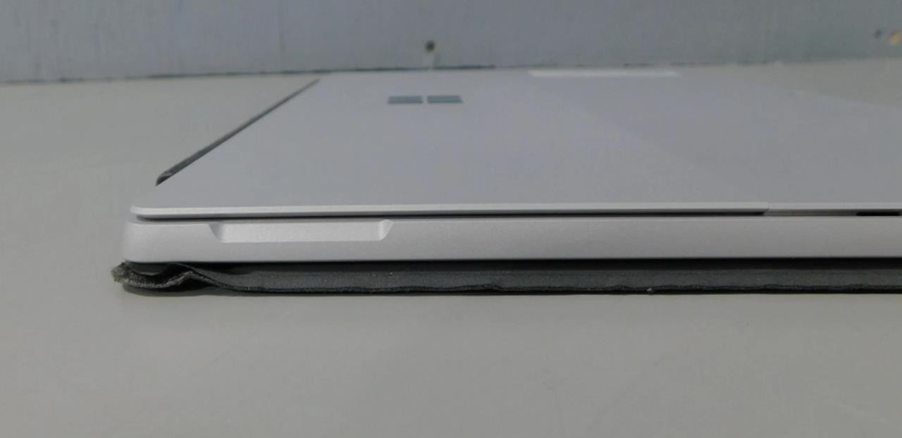 Microsoft Surface Pro 7 i7-1065G7 16GB 512GB Win 11 Pro (Slight Screen Issue)