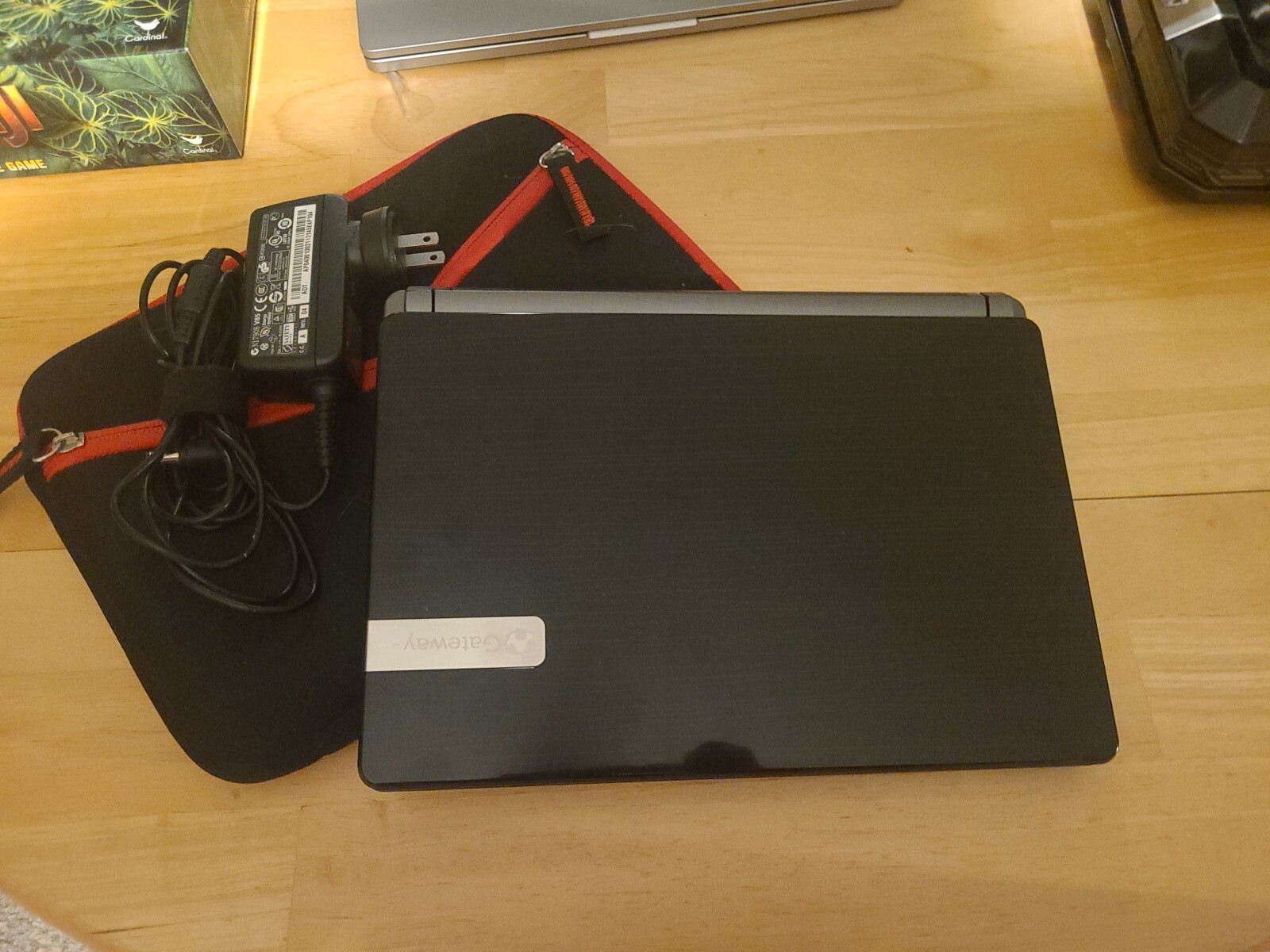 Gateway LT2805U Netbook W/Case & Charger, READ DESCRIPTION