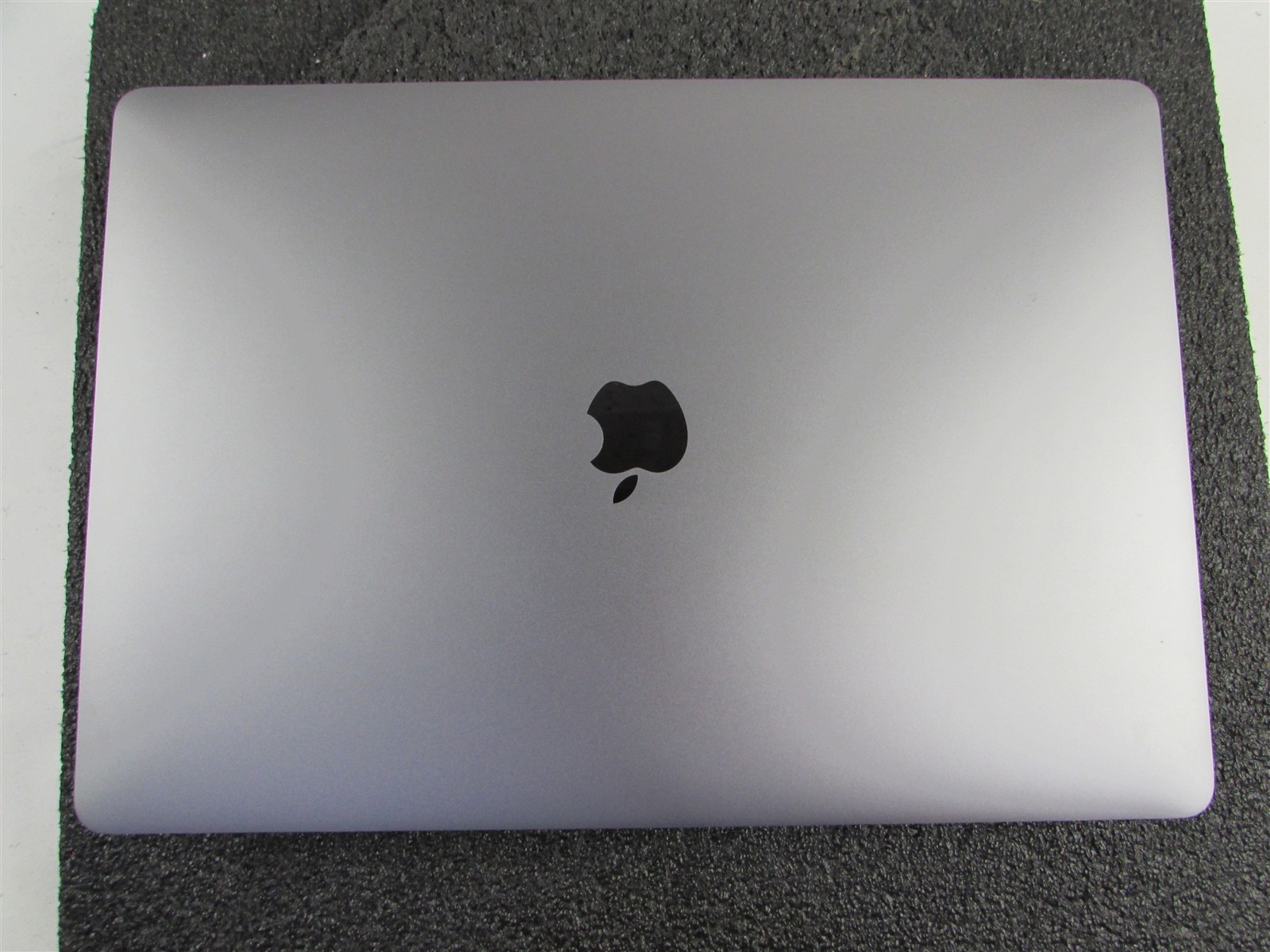 APPLE MACBOOK PRO A1707 2880X1800 I7-7700HQ 256GB SSD 16GB RAM AMD GPU NO O.S