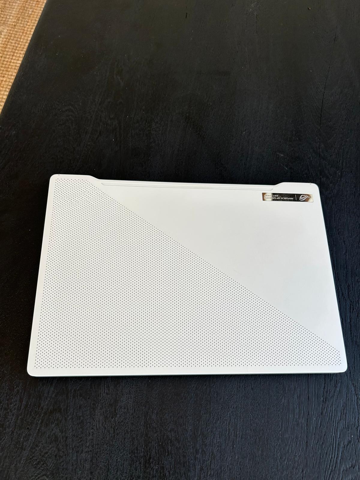 ASUS ROG Zephyrus G14 14″ (1TB, AMD Ryzen 9 4900HS, 3.0 GHz, 16GB RAM, RTX 2060)