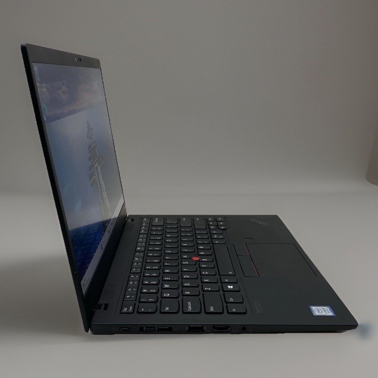 Lenovo ThinkPad X1 Carbon 7th Gen Core i5-8265U @ 1.60GHz 8GB RAM 256GB SSD W11P