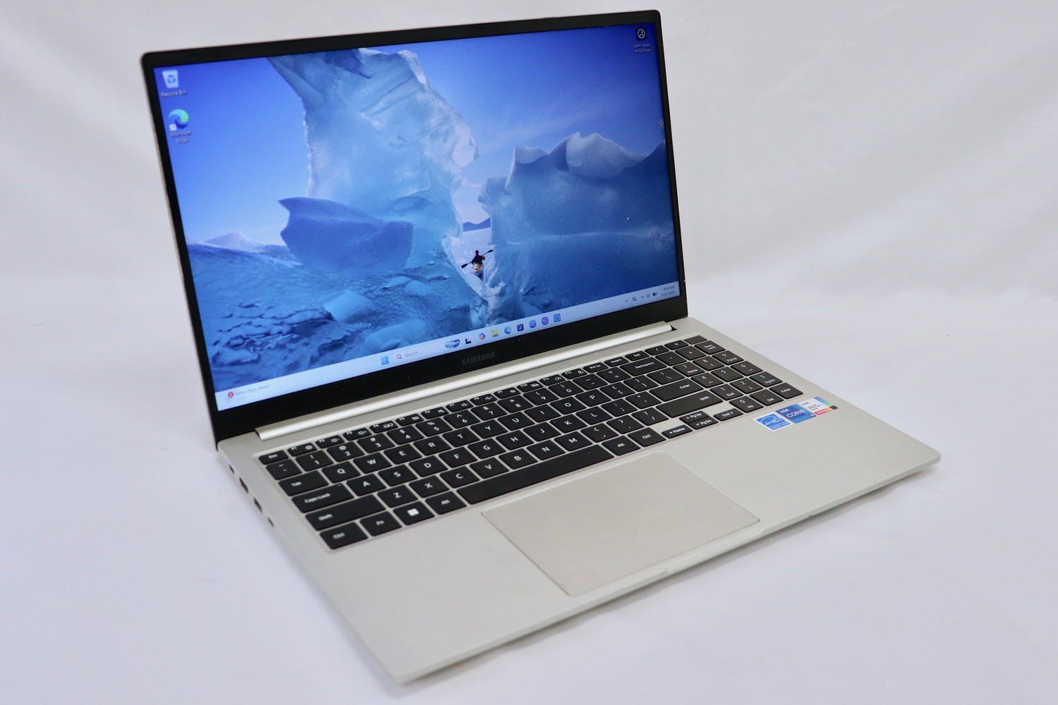 SAMSUNG 15.6″ Touch i3-1135G7 8GB 256GB SSD FHD Iris Xe MAX Win11
