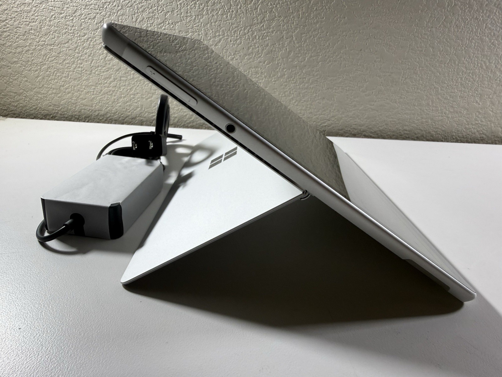 Microsoft Surface Pro 8 (1982) i5-1145G7 – 16GB RAM – 256GB 120Hz – Win 11 Pro