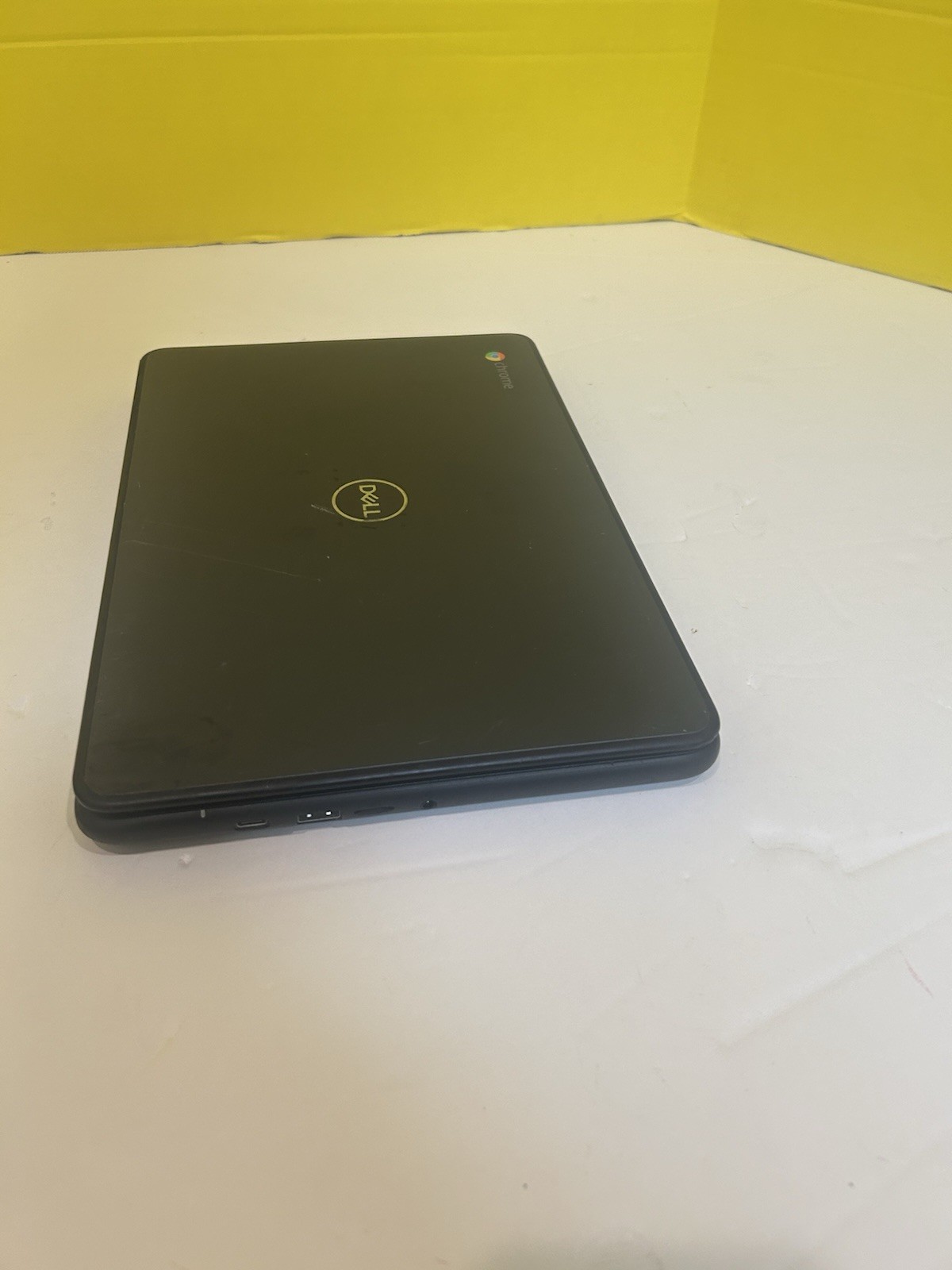 Dell Chromebook (11.6″,Celeron, 4GB RAM, 32GB, ChromeOS) touch Beezel detail