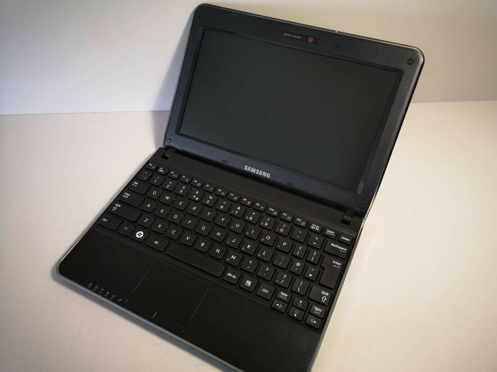 Samsung N210 PLUS 10.1” 2GB/320GB HDD ATOM N450 1.66GHz KAM 3xUSB Windows 7 Pro