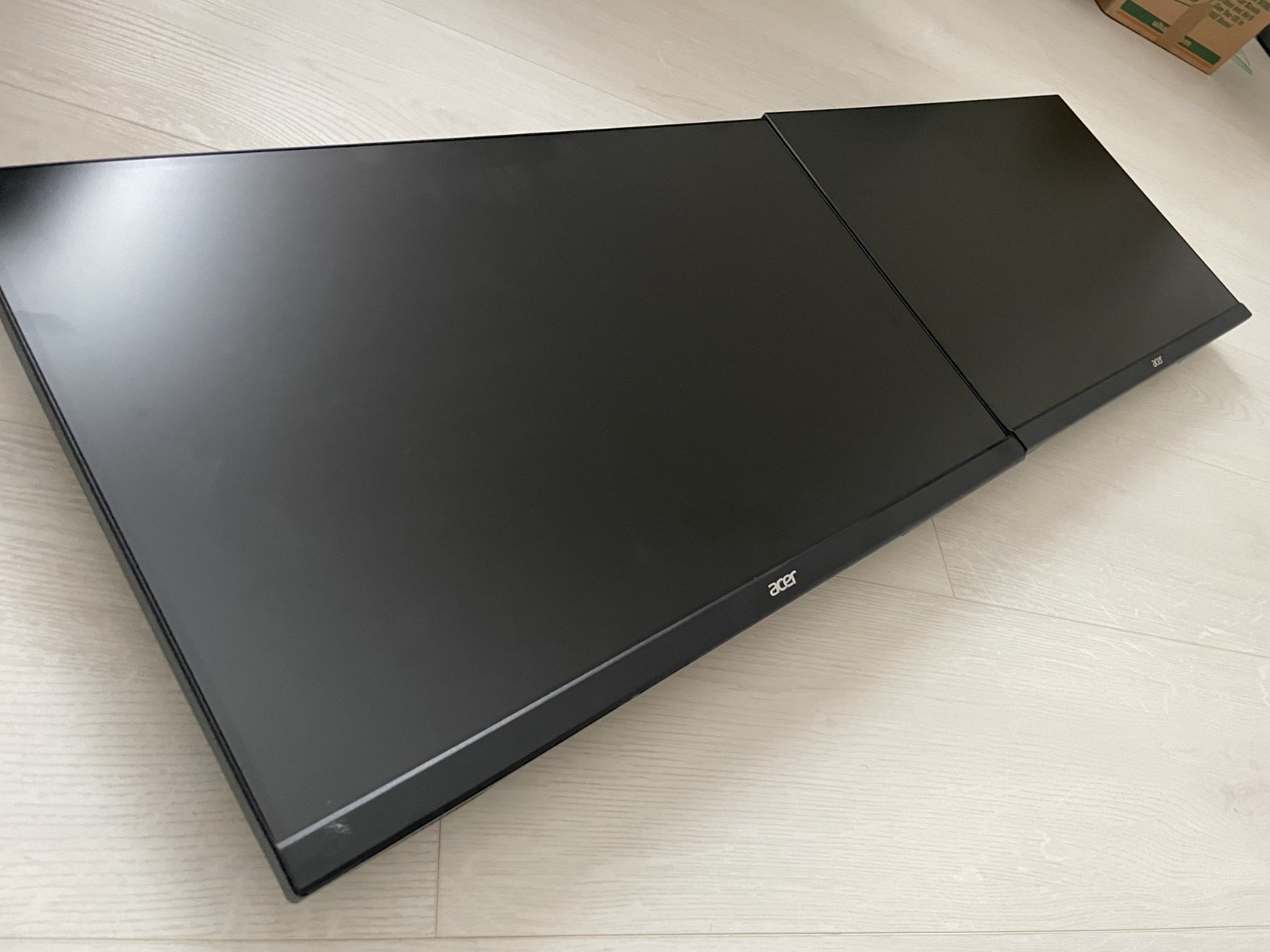 MASSIVE TECH BUNDLE – 4 Laptops, 6 Desktop Monitors, 2 Lenovo Docks