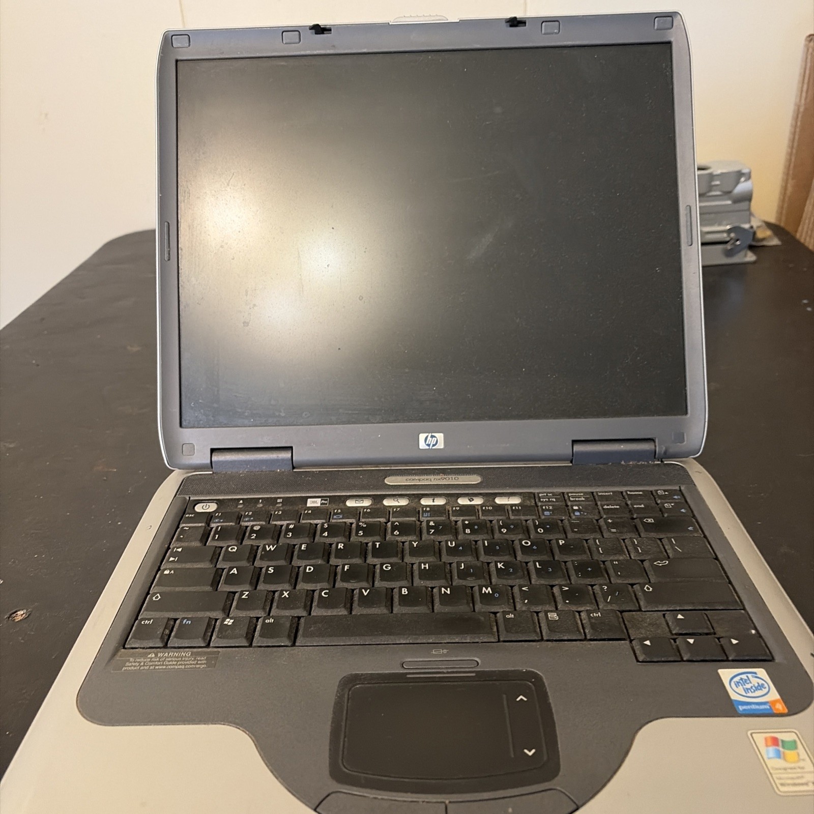 HP/Compaq NX9010 14.1″ Pentium 4-M 2400 + 1GB + 40GB Windows XP Pro UNTESTED