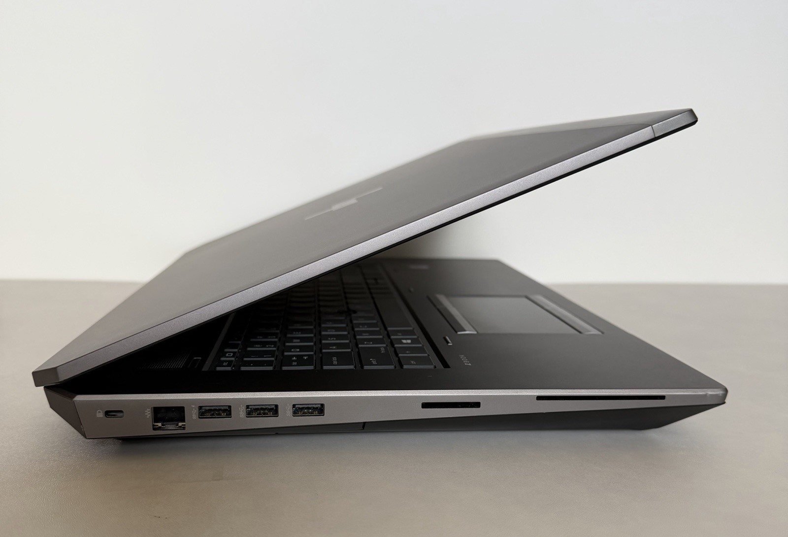 HP ZBook 17 G5 i7-8750H 16GB 1TB SSD NVIDIA Quadro P2000 17″ Workstation Laptop