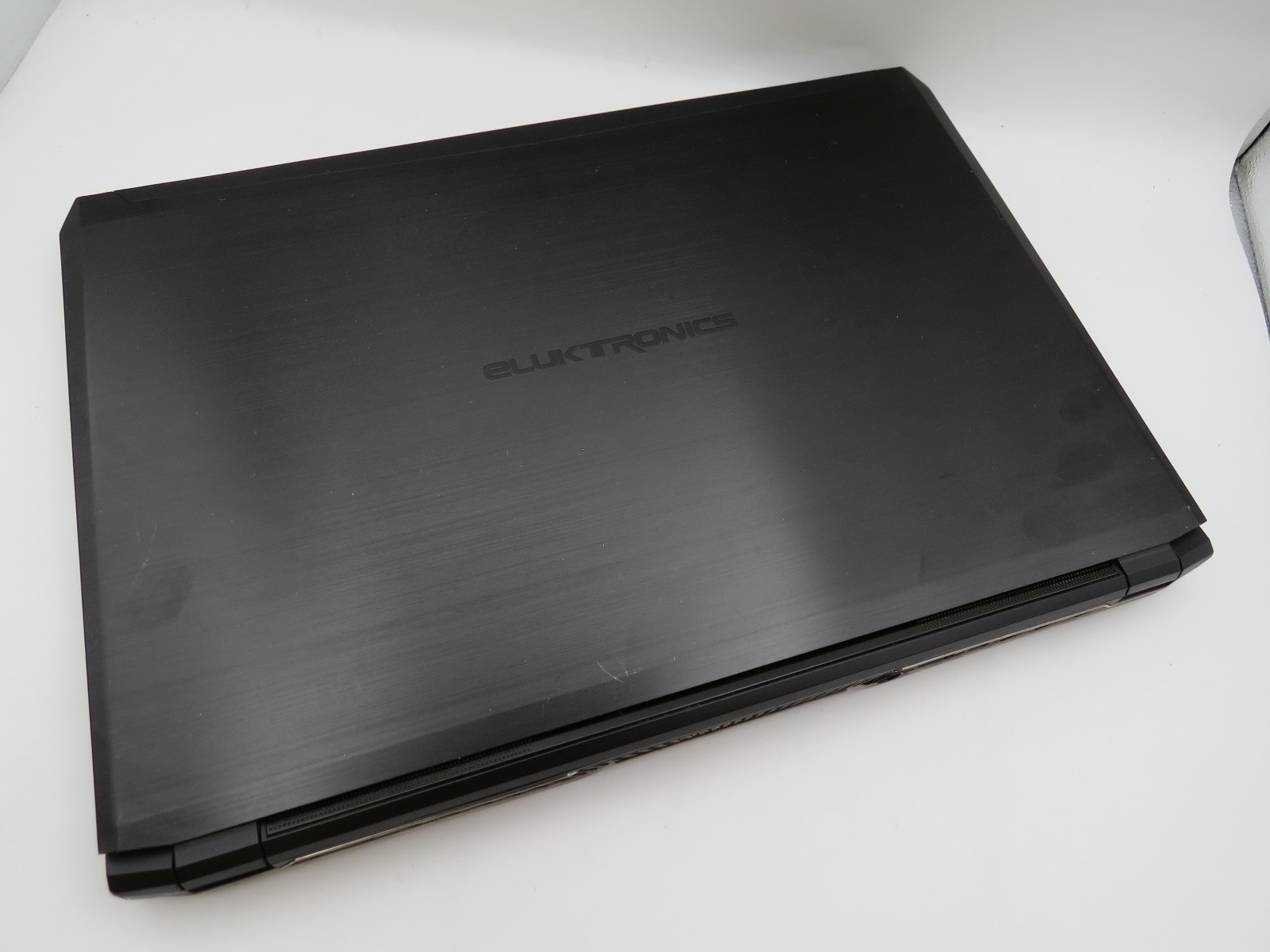 Eluktronics P650HS i7-7700HQ @ 2.8GHz NVIDA GTX 1070 15.6″ No RAM/HDD/OS/AC