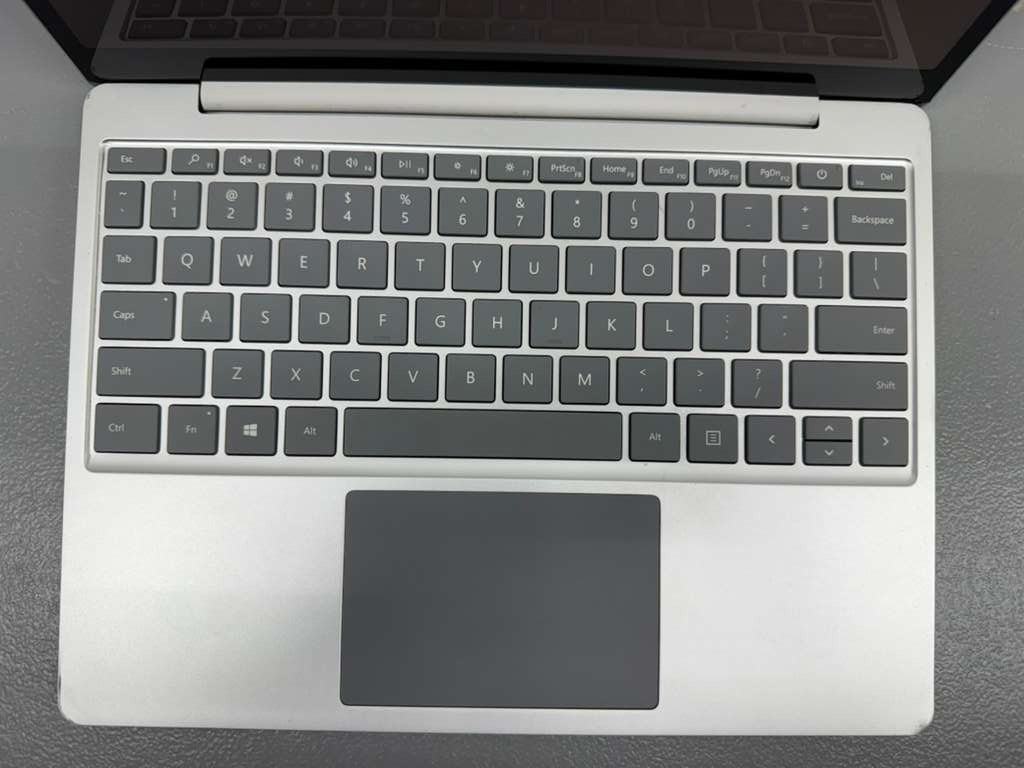 Microsoft Surface Laptop Go 1943 12.4″ i5-1035G1 – BROKEN LCD