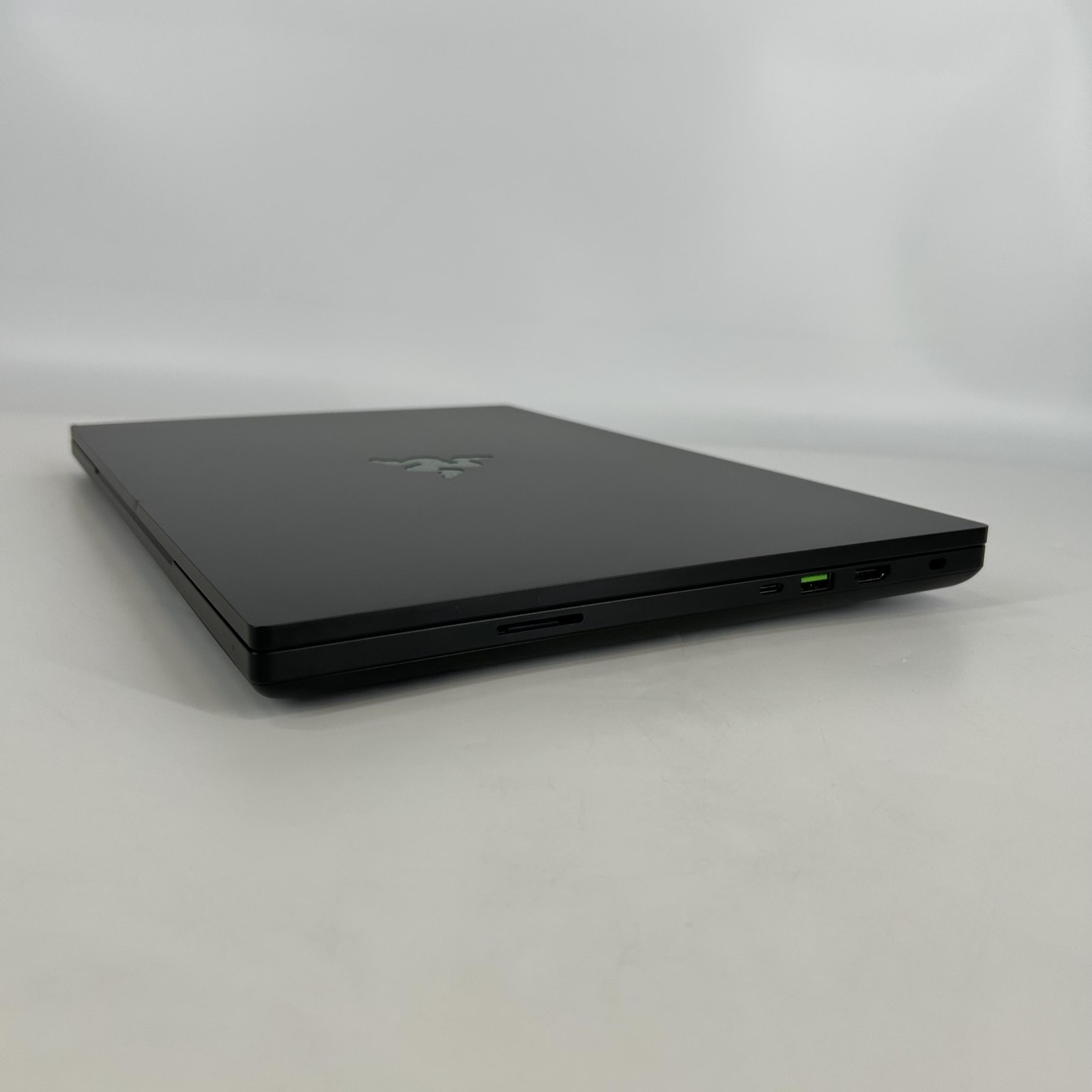 Razer Blade 16 120Hz UHD+ 2.2 GHz i9-13950HX 32GB 1TB/1TB NVIDIA RTX 4090 Good