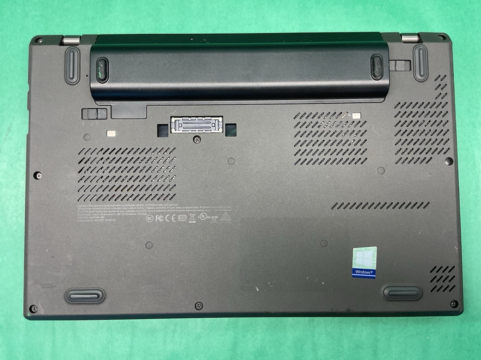 Lenovo Thinkpad x260 – Powers On – NO HARD DRIVE- Untested