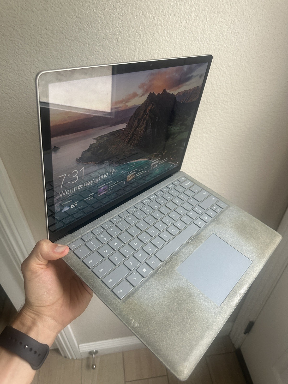 Microsoft Surface Laptop 1769 13.5″ i5-7200U 8GB RAM 128GB SSD Win 10 Pro