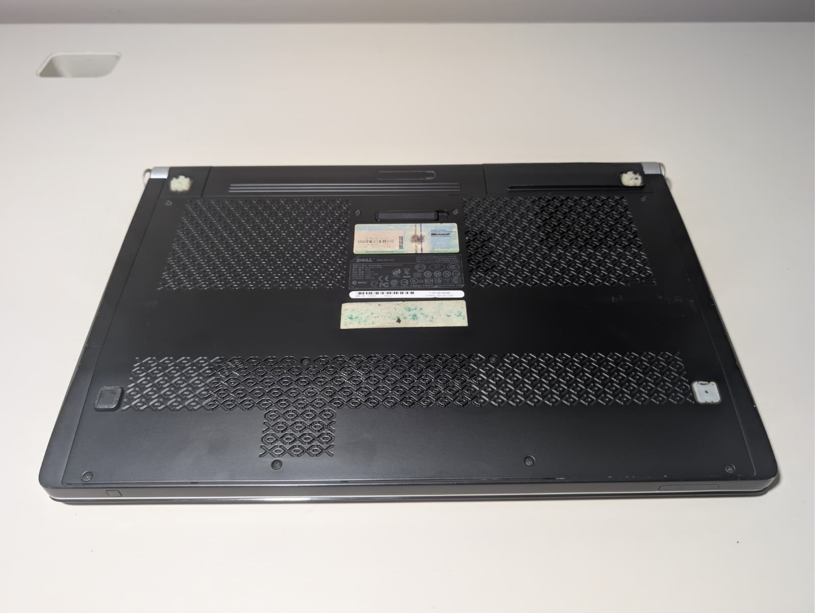16″ Dell Studio XPS 1640 | C2D P7450 4GB RAM 320GB HD | HD+ AMD Graphics Backlit