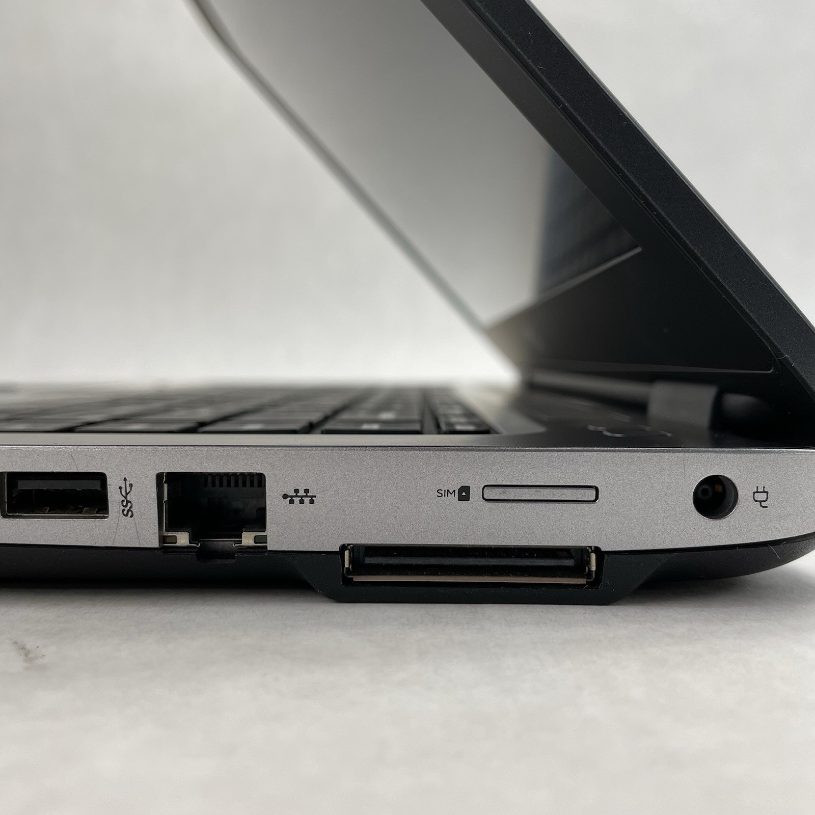 HP ProBook 640 G2 14″ i5-6200U 2.30 GHz 4 GB RAM No SSD/OS/AC
