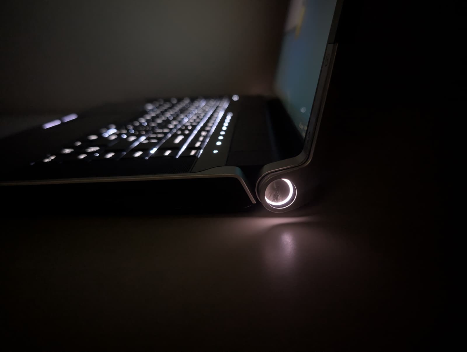 16″ Dell Studio XPS 1640 | C2D P7450 4GB RAM 320GB HD | HD+ AMD Graphics Backlit