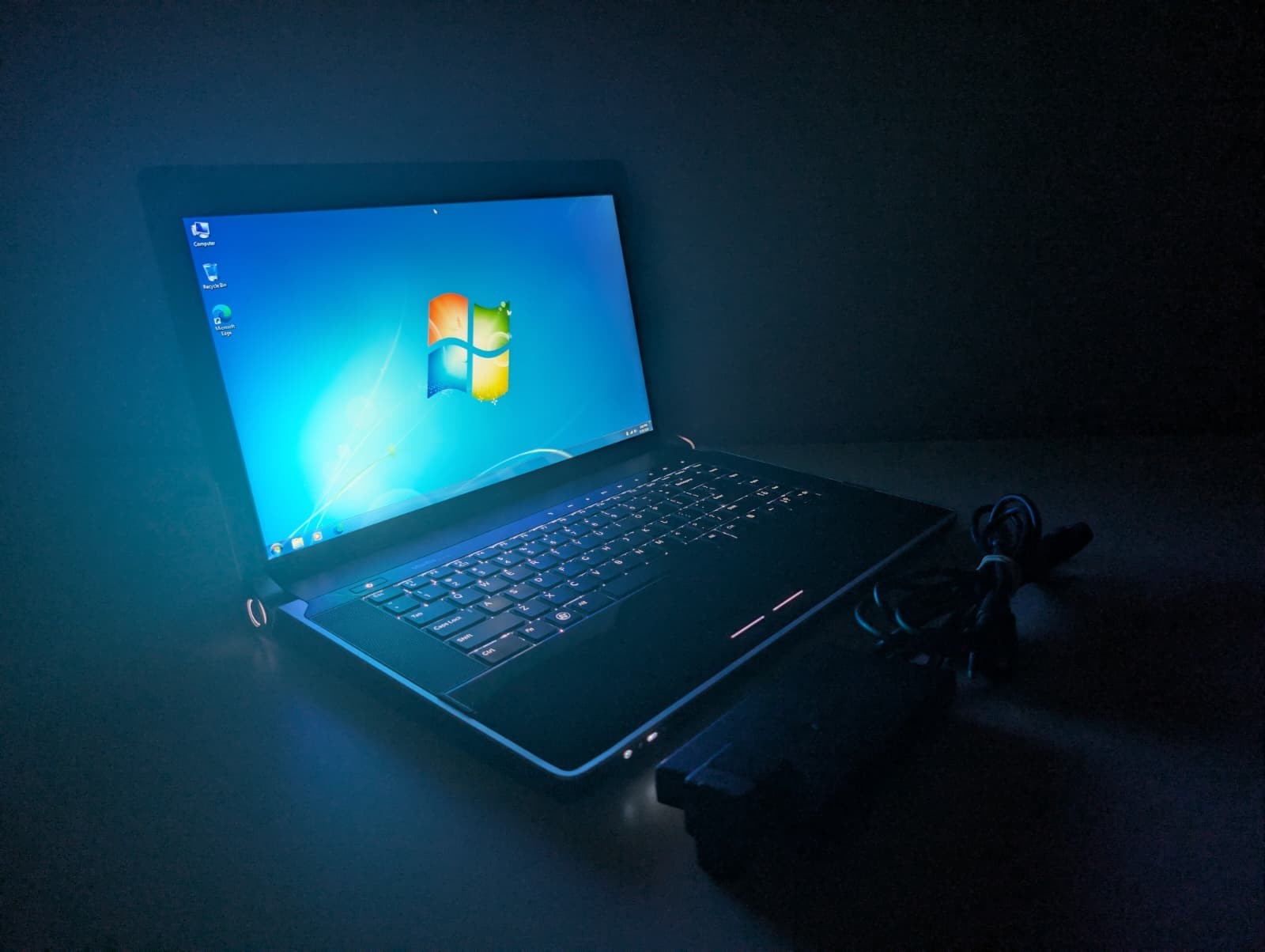 16″ Dell Studio XPS 1640 | C2D P7450 4GB RAM 320GB HD | HD+ AMD Graphics Backlit