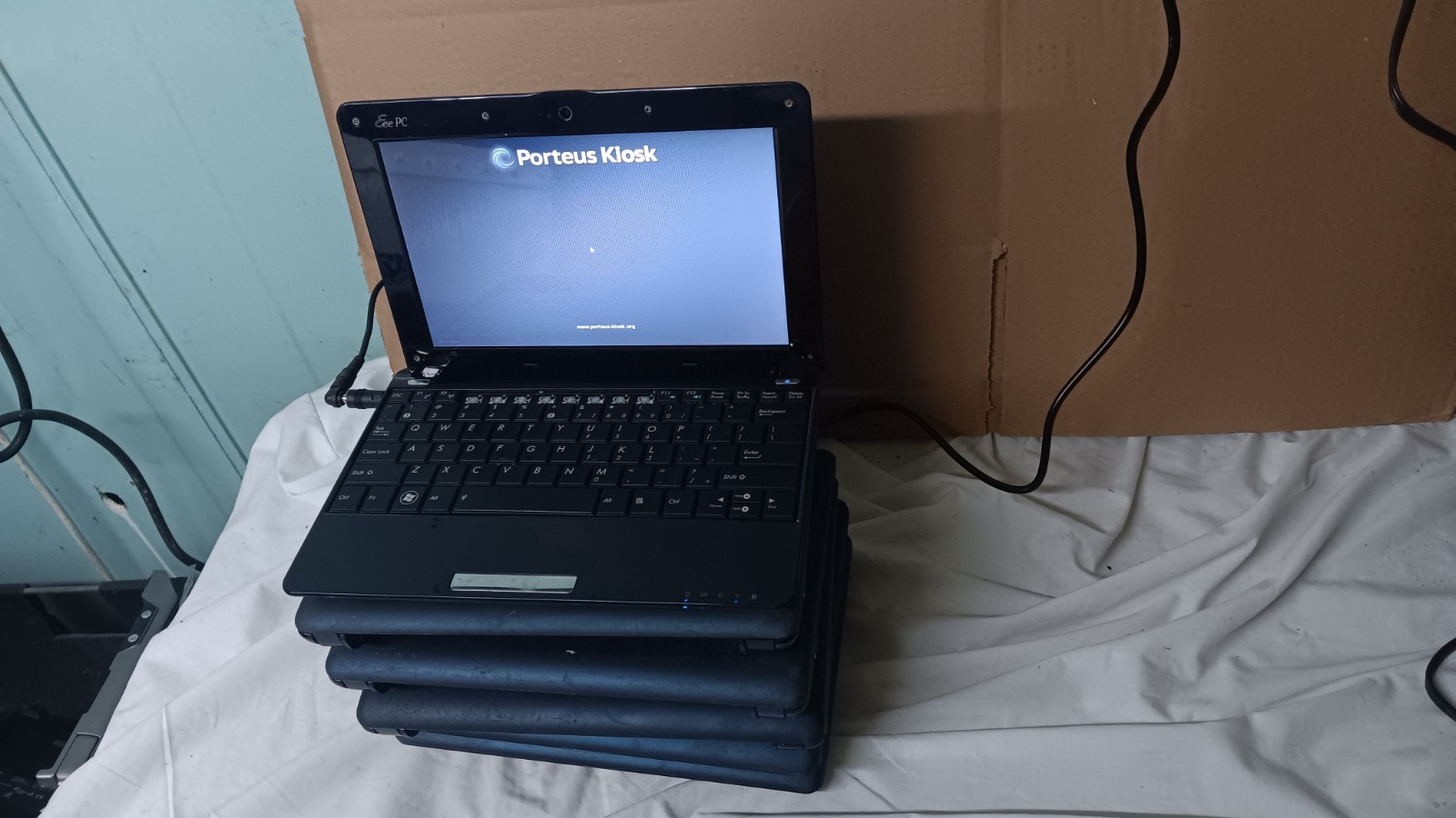 Lot of 6 ASUS EEe PC Mini Netbooks Laptops Intel Atom 1.6 GHz 160 GB HD Linux OS