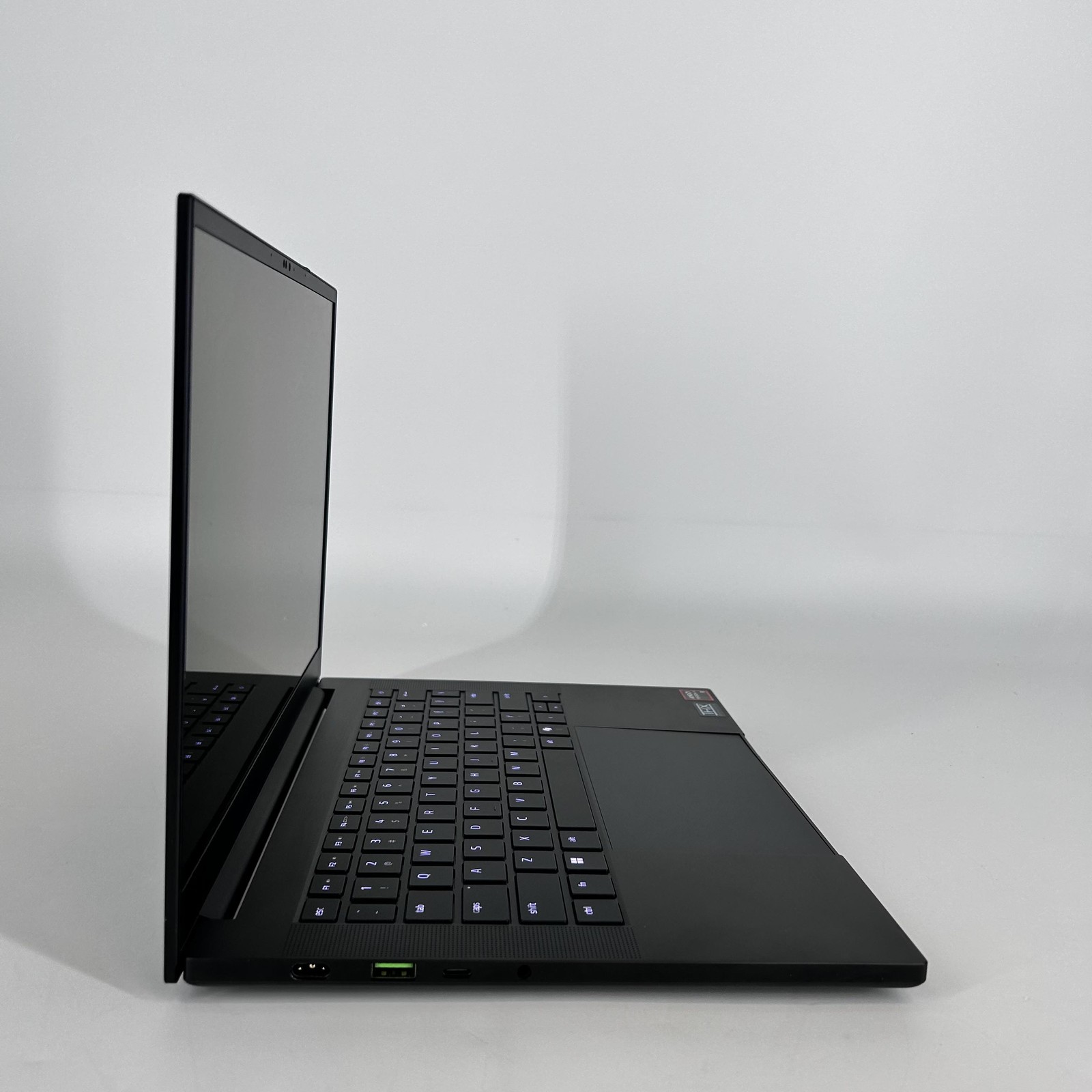 Razer Blade 14 120Hz QHD+ 2.0 GHz Ryzen AI 9 365 32GB 1TB RTX 5070 LCD Damage