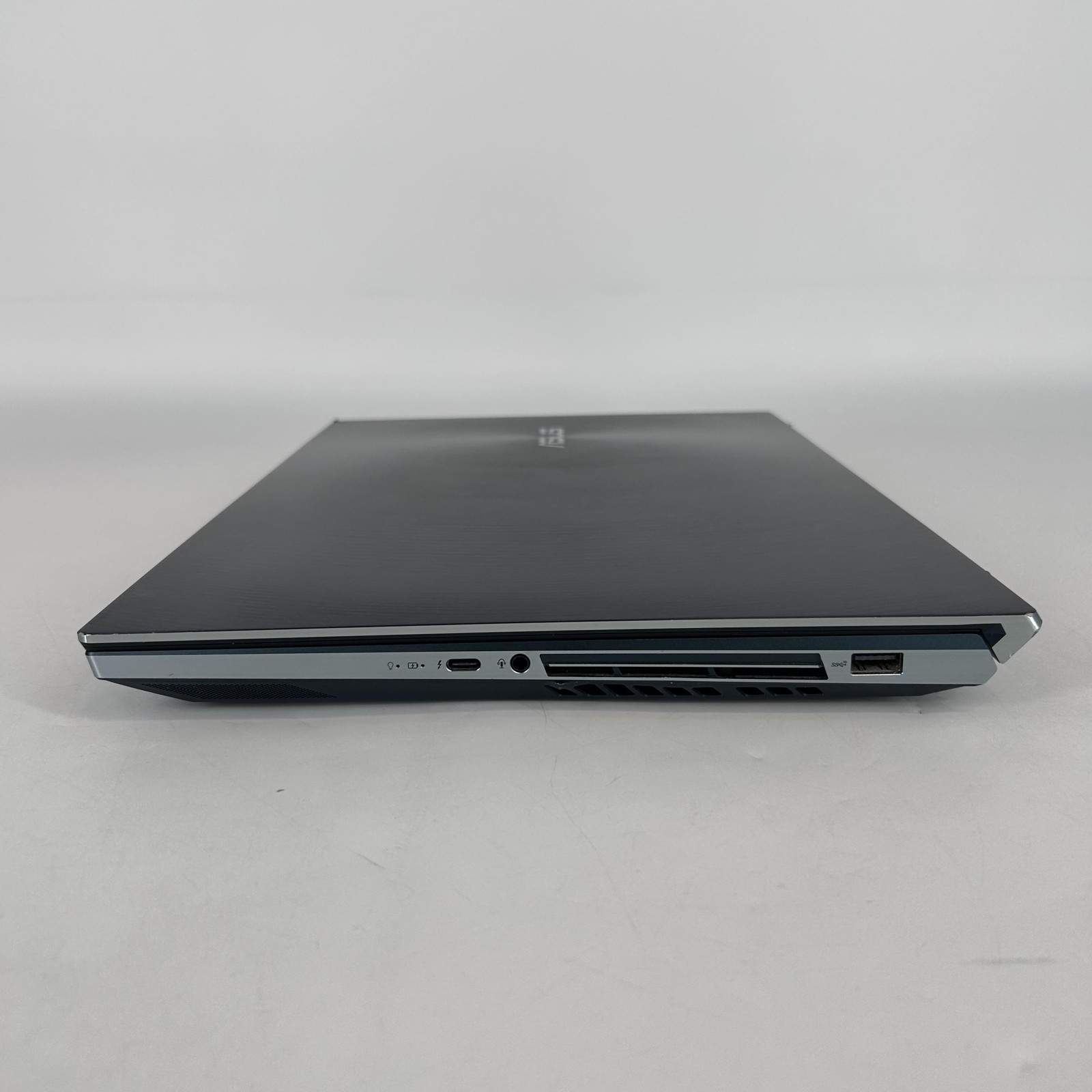 Asus Zenbook Pro Duo 15 4K TOUCH 2.4 GHz i9-9980HK 32GB 1TB SSD RTX 2060 Good