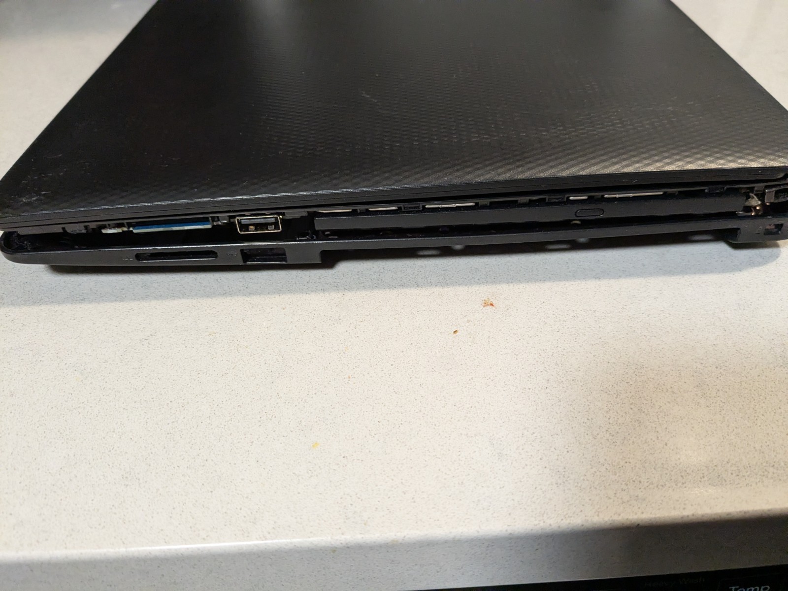 Dell Inspiron 3585 Laptop 15.6″ Ryzen 3 2200U 8GB Radeon Vega No HDD No OS