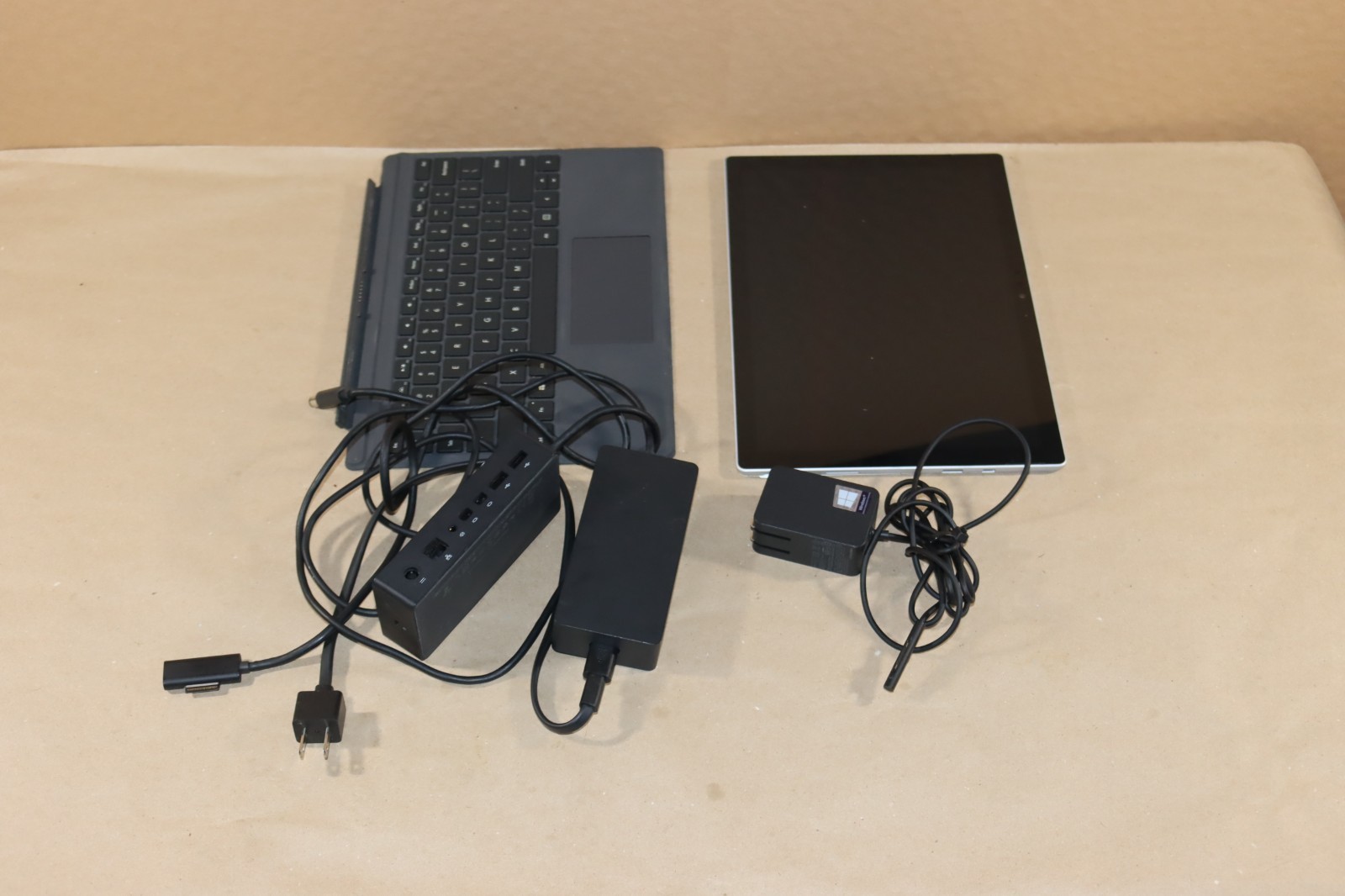 Microsoft Surface Pro 5 i5-7300U 8GB RAM 256GB Wi-Fi + Cellular / LTE