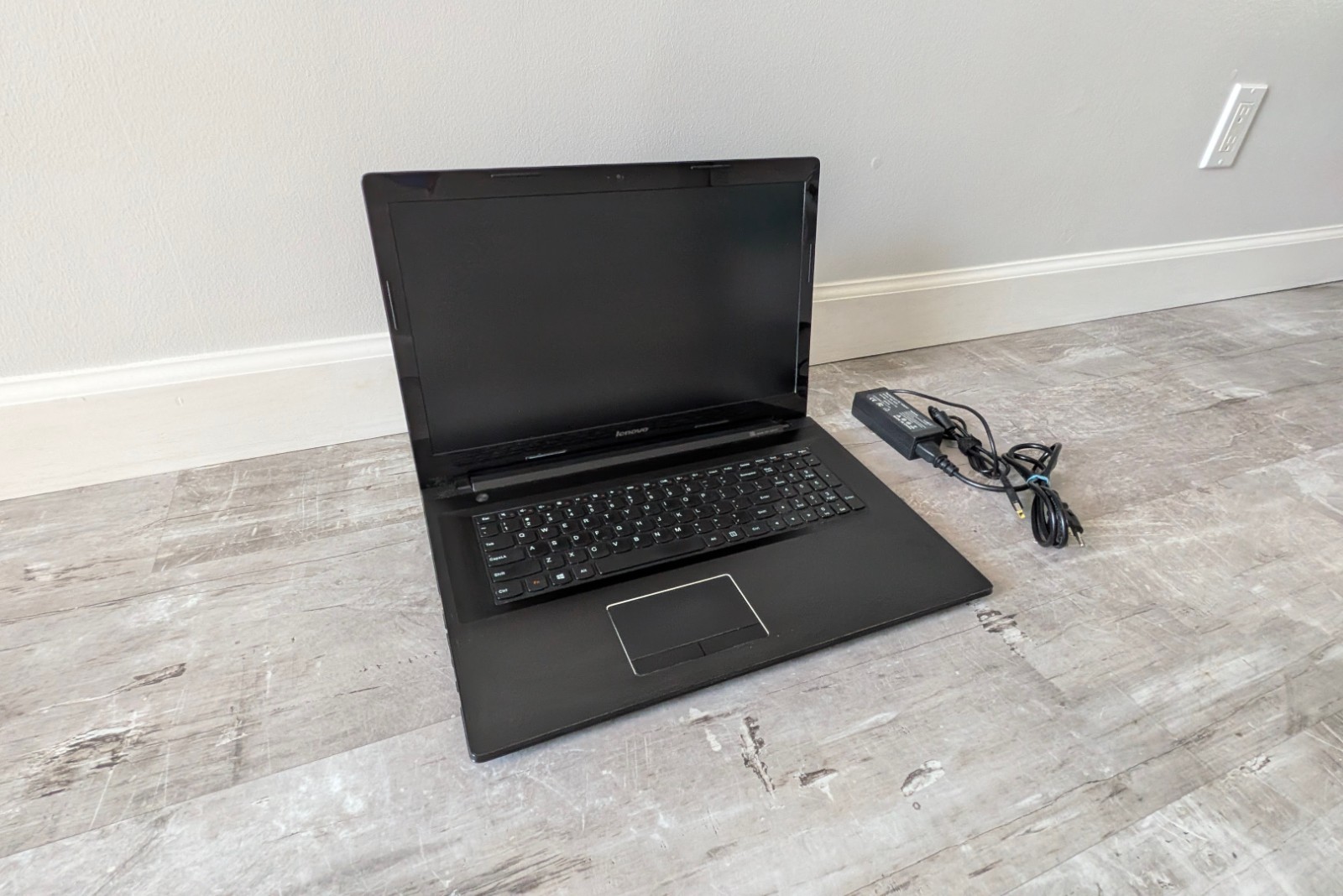 17.3” Lenovo Laptop Z70-80 – i7-5500U 2.40Ghz 8GB RAM – 1 TB SSHD – “as is”