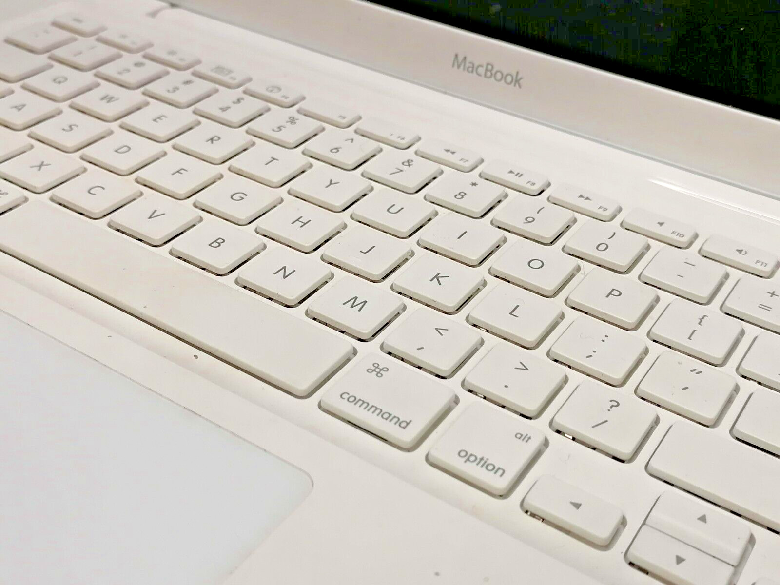 FOR PARTS Apple 13.3″ A1342 MacBook (Core 2 Duo P8600/2.4 GHz/NO RAM/NO HDD)