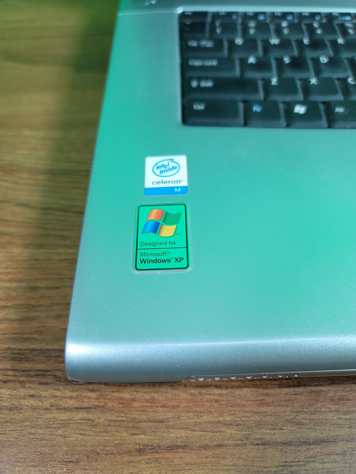 ACER TRAVEL MATE 2300 LAPTOP. WORKS AND POWERS ON GOOD. (SU)