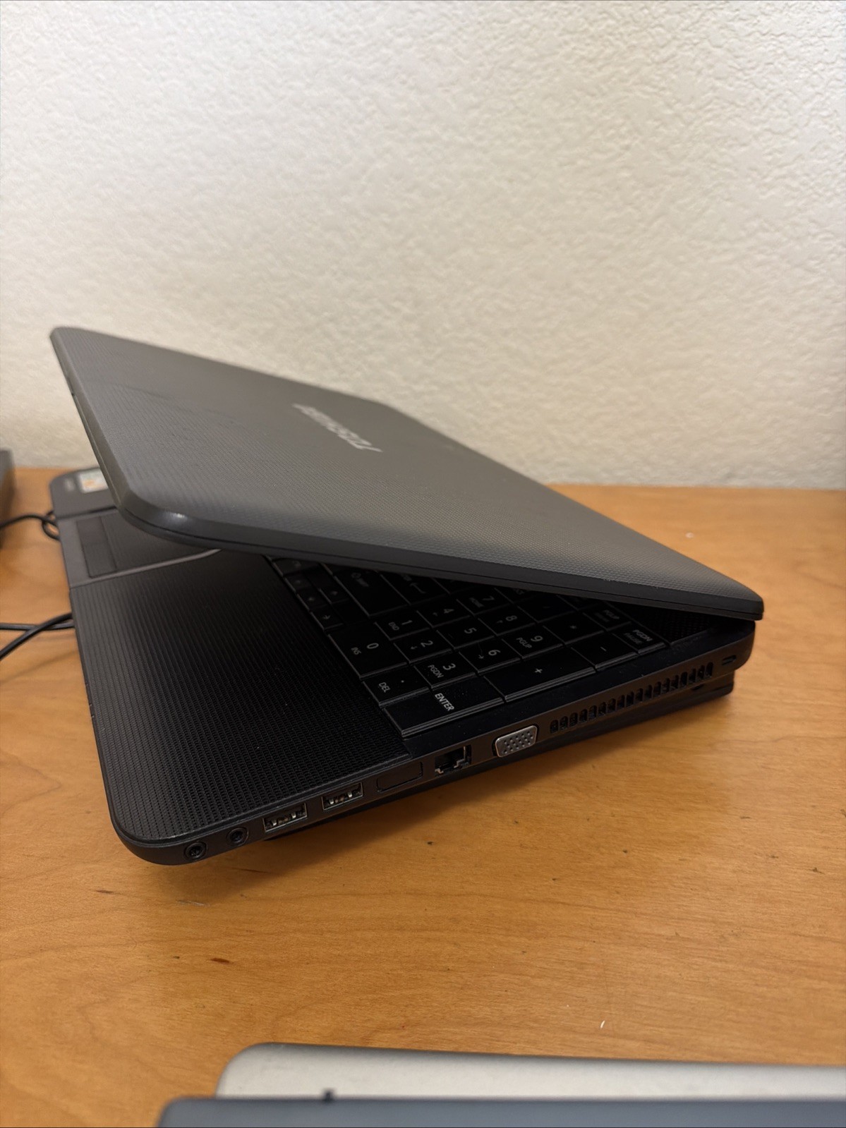 Vintage Windows 7 TOSHIBA Satellite C855 15″ Laptop AMD E2, 4gb, 160gb HDD, DVD