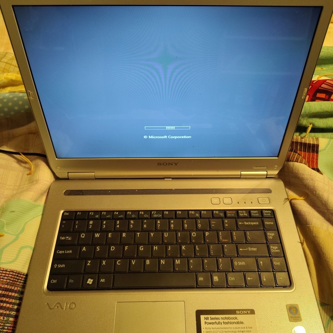 Sony VAIO Model PCG-7Z2L Silver 15.4″ Notebook Laptop – Powers On **READ DESC*