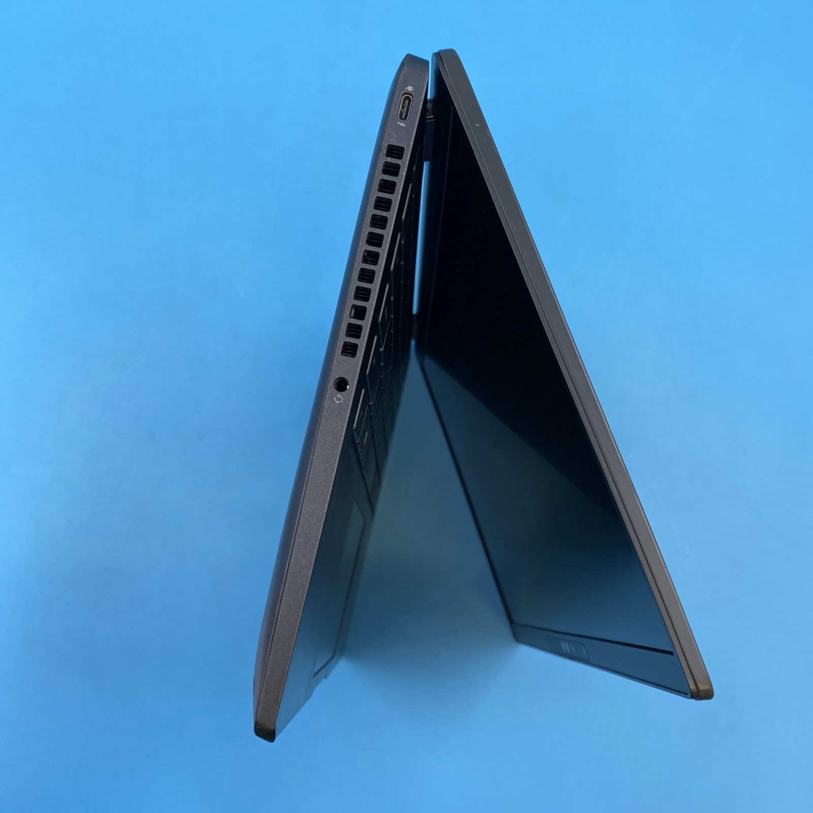 Latitude 7430 | i5-1240P | 16GB RAM | 256GB SSD | NO OS | 68% BATTERY