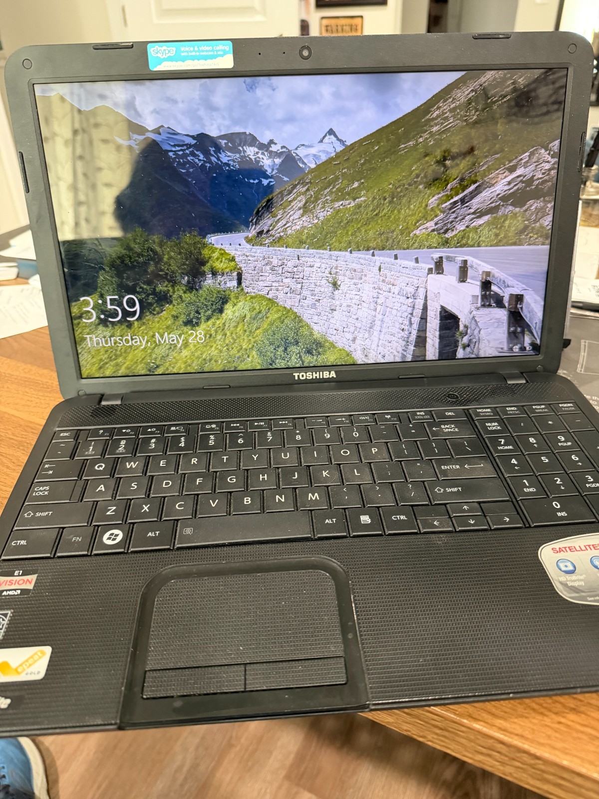 Toshiba Satellite C855D-S5950 15.6″ AMD E-Series 8GB comes with charger