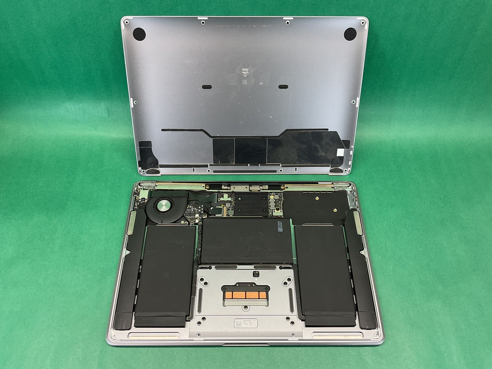 Apple MacBook Air A1932 13” Laptop – FOR PARTS – UNTESTED
