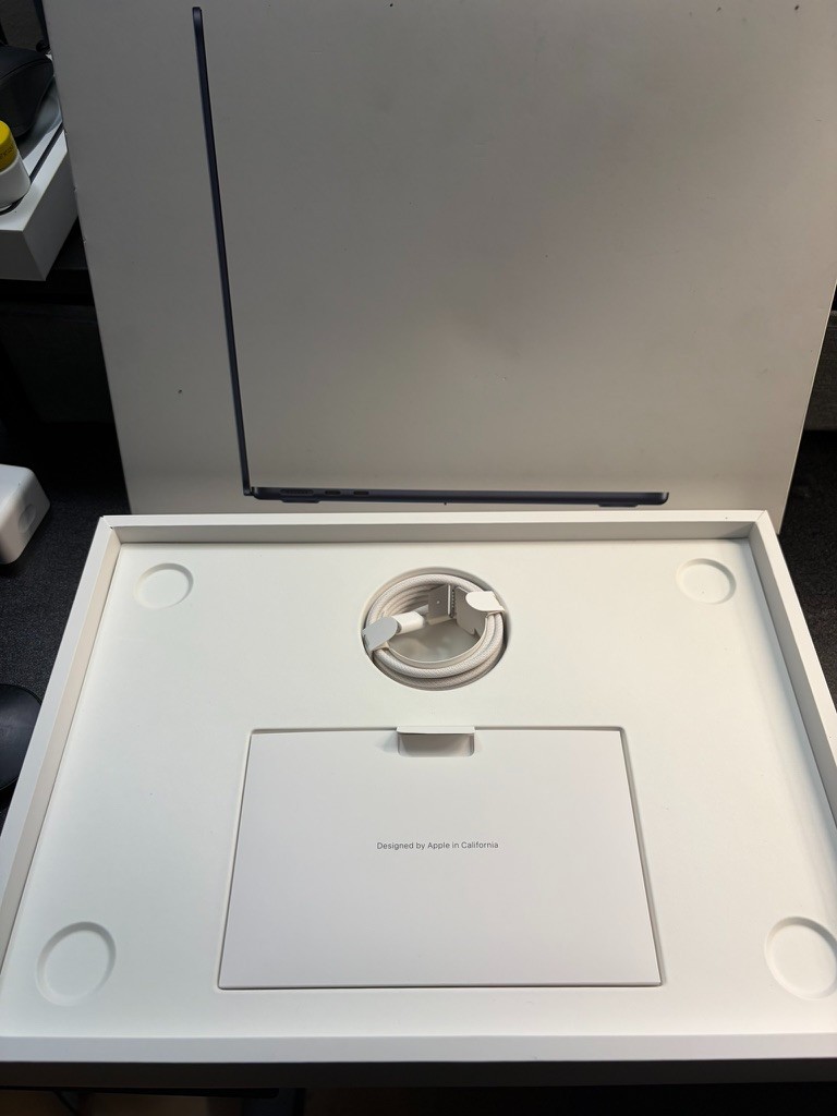 Apple MacBook Air 13″ (M3, 2024) – 16GB RAM / 512GB SSD – Midnight Blue – Excell