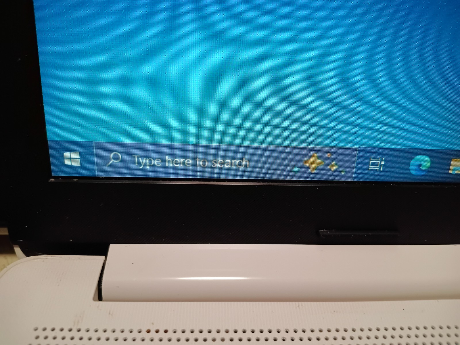 HP 15.6 Notebook – 15-da0043nr White 2019